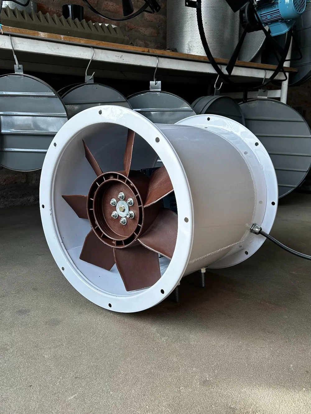 Ventilador axial entubado, con hélice de seis aspas y aro de montaje