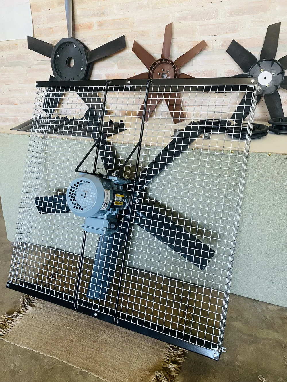 Circulador industrial de aire con bastidor y reja