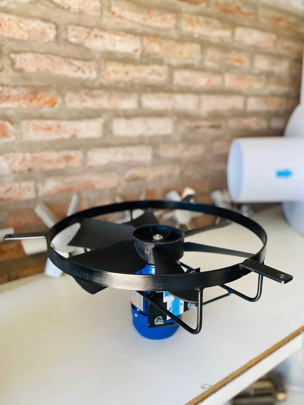 Extractor de aire montado sobre su base, listo para instalar