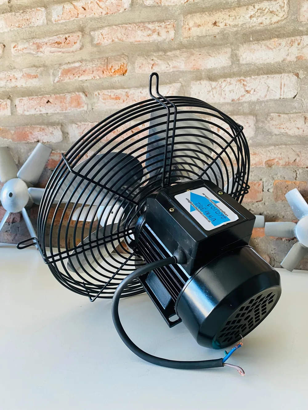 Extractor de aire con reja, motor y bornera de conexión