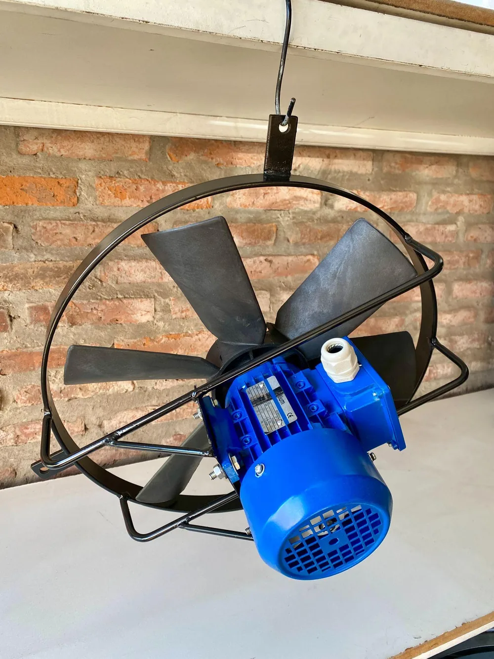 Extractor de aire helicoidal colgado, con motor blindado y reja de protección