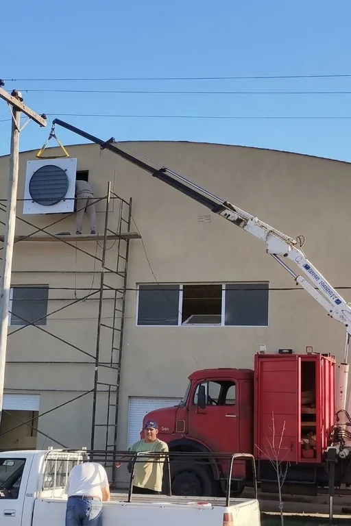 Montaje de un extractor axial en un galpón industrial